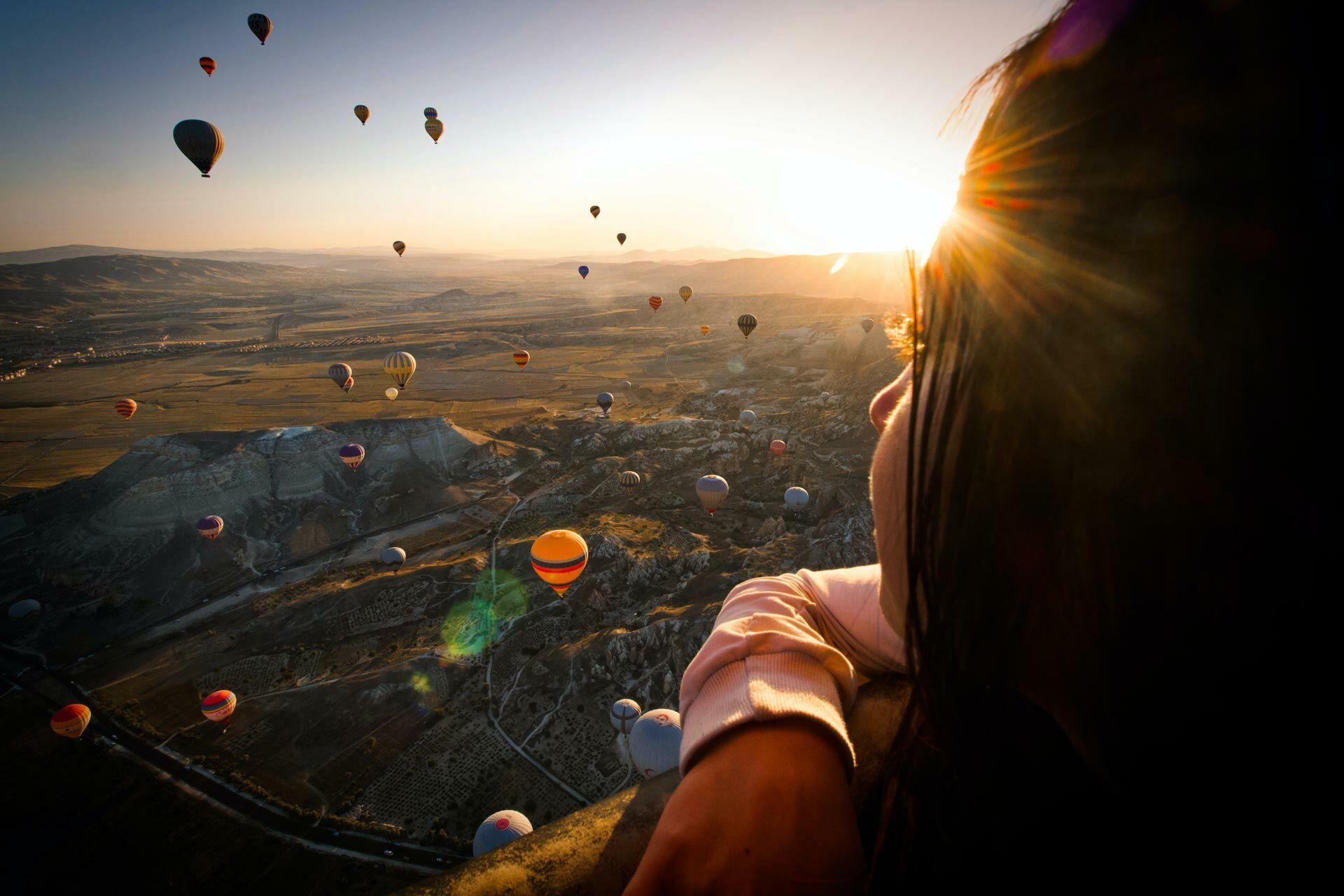 Frau im Ballon beim Flug über Kappadokien