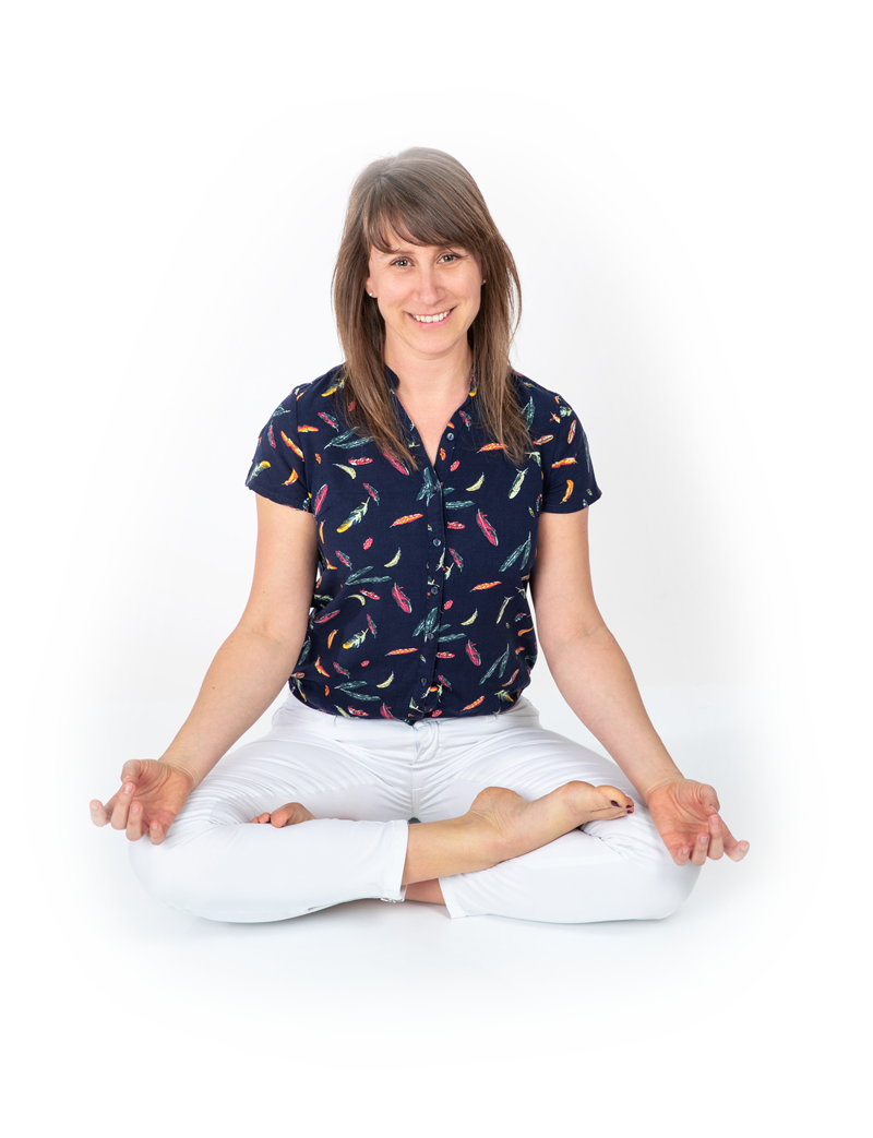 Nadine Plantz lächelnd in der Yogaposition Lotussitz